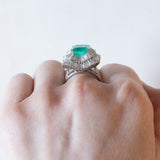 Vintage „Ballerina“-Ring aus 18 Karat Weißgold mit kolumbianischem Smaragd (ca. 3.60 ct) und Diamanten (ca. 2.24 ctw)