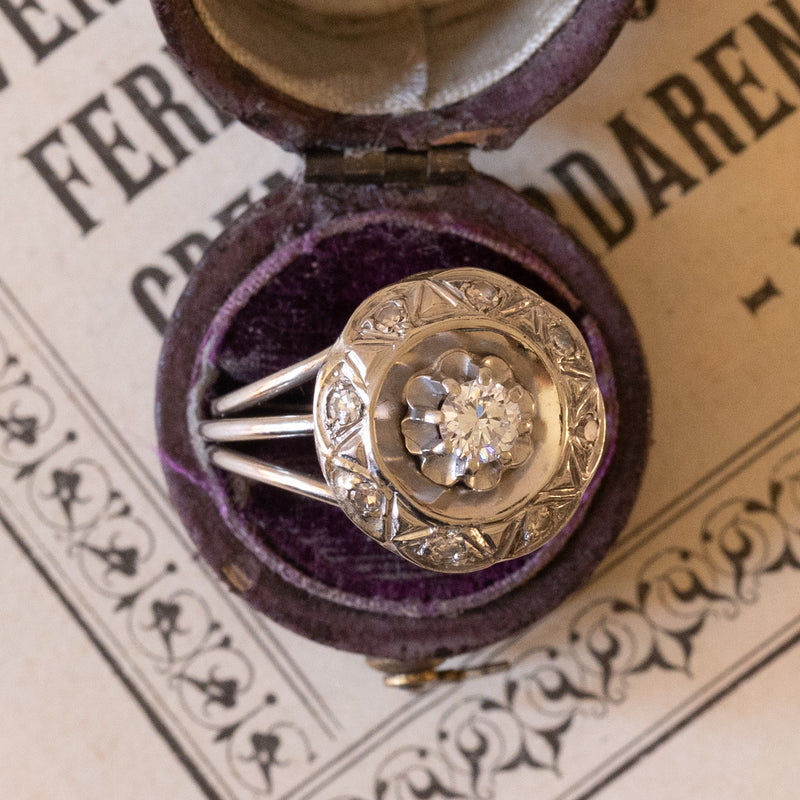 Anello antico in oro bianco 18K con diamanti (0.45ctw ca.), anni ‘30/‘40