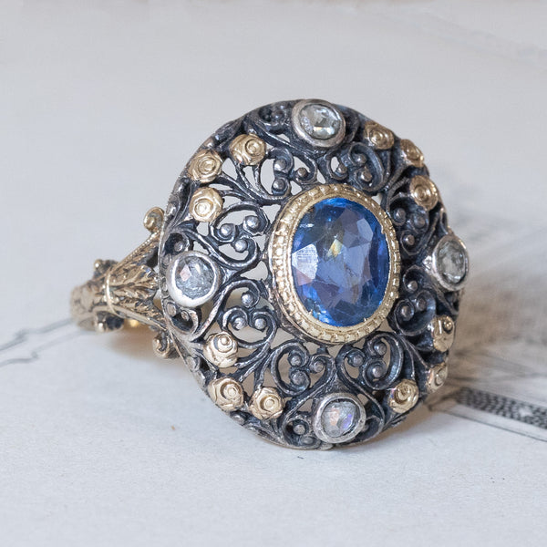 Anello antico in oro 18K e argento con zaffiro e diamanti, anni ‘20