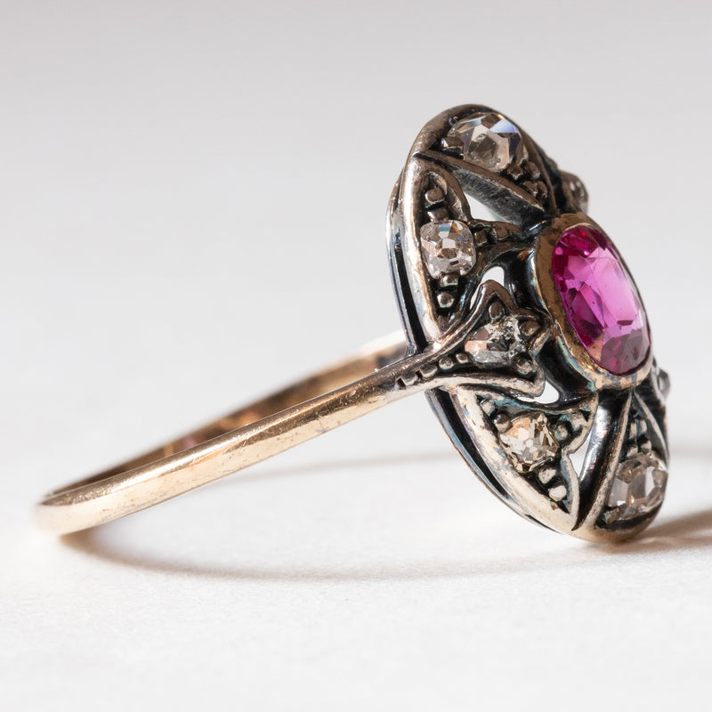 Anello antico in oro 14K e argento con rubino e diamanti di taglio rosetta, anni ‘30/‘40