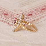 Старинное кольцо Navette из 18-каратного золота с рубином и бриллиантами (приблизительно 0.14 карата), 30-е/40-е годы