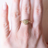 Винтажное кольцо из 9-каратного желтого золота с перидотом в форме сердца (около 0.28 карата), 70–80-е годы