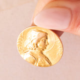 Ciondolo francese vintage con Giovanna d’Arco in oro giallo 18K