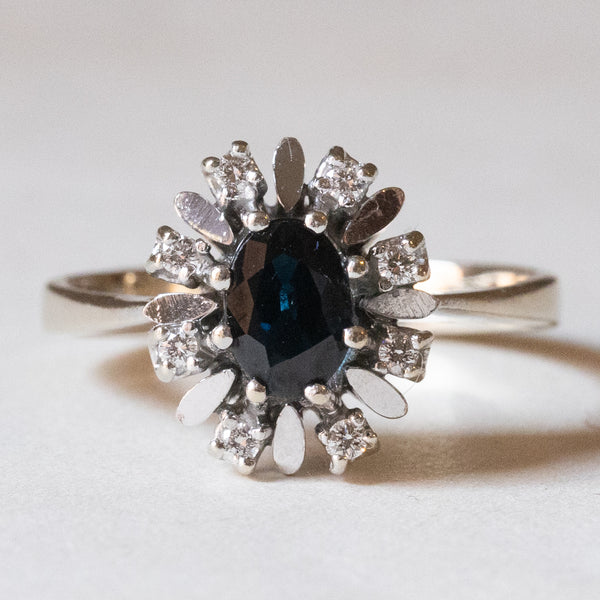 Demi parure con anello e collana in oro bianco 14K con zaffiri (2.30ctw ca.) e diamanti (0.24ctw ca.), anni ‘70