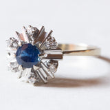 Vintage Gänseblümchenring aus 18 Karat Weißgold mit Saphir (ca. 0.60 ct) und Diamanten (ca. 0.06 ctw), 60er/70er Jahre