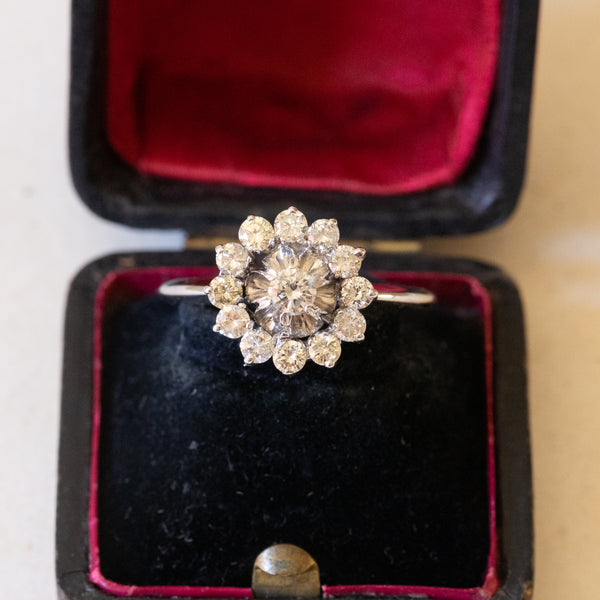 Anello vintage a margherita in oro bianco 18K con diamanti (0.80ctw ca.), anni ‘60