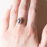 Vintage Gänseblümchenring aus 18 Karat Weißgold mit Saphir (ca. 0.25 ct) und Diamanten (ca. 0.24 ctw), 60er/70er Jahre