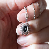 Vintage Halskette aus 14 Karat Weißgold mit Saphir (ca. 1.15 Karat) und Diamant (ca. 0.12 Karat) mit Kette aus 8 Karat Gold, 70er Jahre