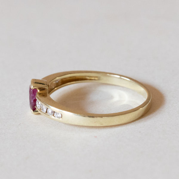 Anello vintage in oro 14K con rubino (0.20ct ca.) e diamanti (0.15ctw ca.), anni ‘70