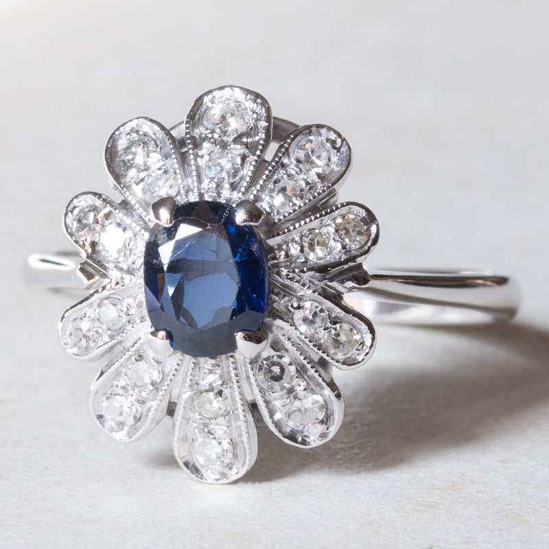 Anello vintage a margherita in oro bianco 18K con zaffiro (0.50ct ca.) e diamanti (0.30ctw ca.), anni ‘60