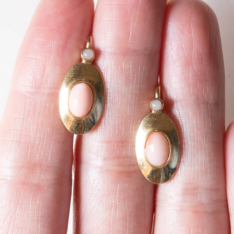 Orecchini vintage in oro giallo 18K con corallo rosa e perline