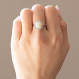 đ Vintage-GĂ€nseblĂŒmchenring aus 18 Karat WeiĂgold mit Opal (ca. 3 Karat) und Diamanten im Brillantschliff (ca. 0.42 Karat), 70er Jahre