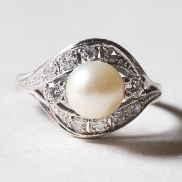 Anello vintage in oro bianco 14K con perla e diamanti (0.36ctw ca.), anni ‘60