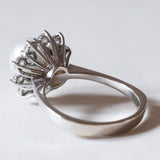 Anello vintage a margherita in oro bianco 14K con perla e diamanti (1ctw ca.), anni ‘50/‘60