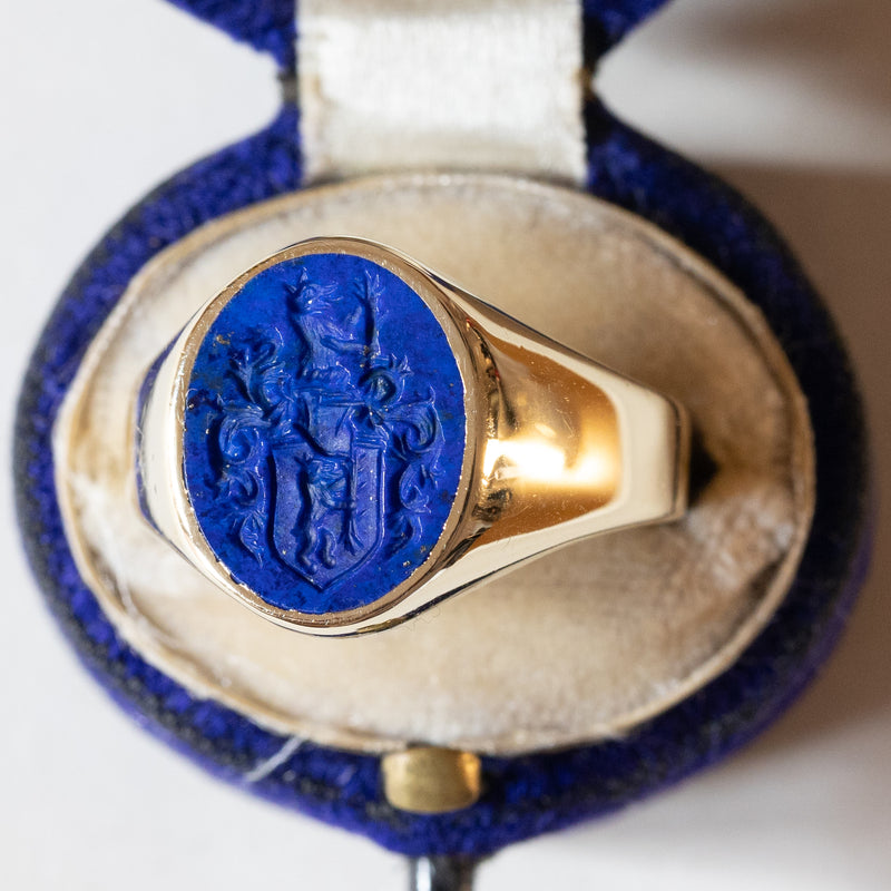 Anello antico da sigillo in oro 14K con lapislazzuli inciso, anni ‘30