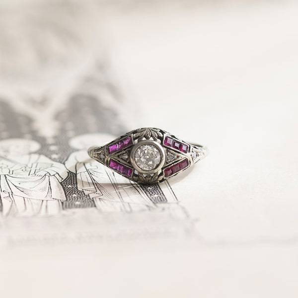 Art Nouveau-Art Deco transition ring in 18K white gold with central diamond (approx. 0.43 ct) and rubies, 1920s / 1930s