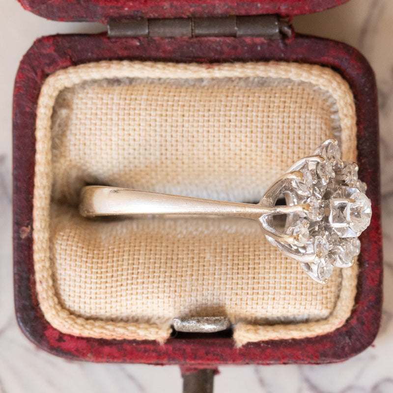 Anello vintage a margherita in oro bianco 18K con diamanti (0.24ctw ca.), anni ‘60