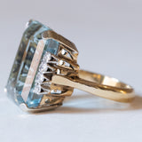 Anello vintage in oro giallo 18K e in oro bianco 18K con acquamarina (17ct ca.) e diamanti (0.32ctw ca.), anni ‘70