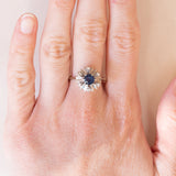 Vintage Gänseblümchenring aus 18 Karat Weißgold mit Saphir (ca. 0.60 ct) und Diamanten (ca. 0.06 ctw), 60er/70er Jahre