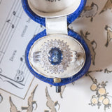 Anello vintage in oro bianco 14K con zaffiro (1.76ct ca.) e diamanti (2ctw ca.), anni ‘70/‘80