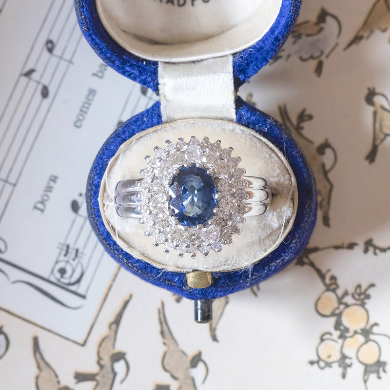 Anello vintage in oro bianco 14K con zaffiro (1.76ct ca.) e diamanti (2ctw ca.), anni ‘70/‘80