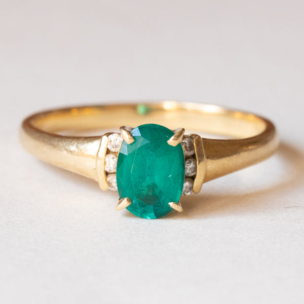 Anello vintage in oro 18K con smeraldo sintetico e diamanti, anni ‘70/‘80