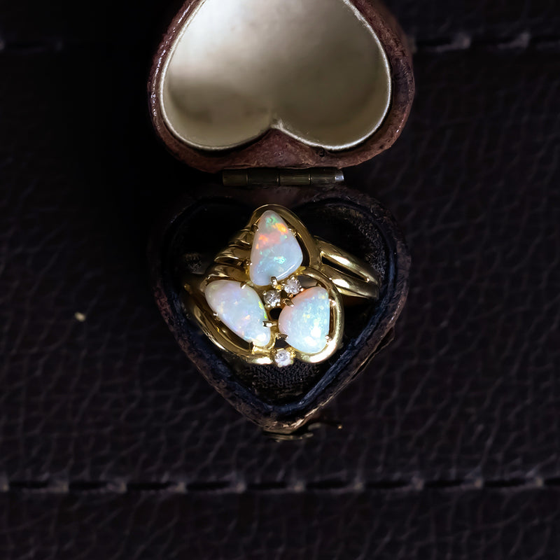 Anello vintage in oro 18K con opali (2ctw ca.) e diamanti (0.06ctw ca.), anni ‘70