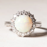 đ Vintage-GĂ€nseblĂŒmchenring aus 18 Karat WeiĂgold mit Opal (ca. 3 Karat) und Diamanten im Brillantschliff (ca. 0.42 Karat), 70er Jahre