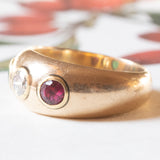 Vintage Gypsy Ring in 18 Karat Gelbgold mit Rubin (ca. 0.30 ct), Diamant (ca. 0.25 ct) und Smaragd (ca. 0.25 ct), 70er Jahre