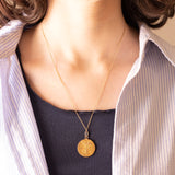 Ciondolo francese vintage con Giovanna d’Arco in oro giallo 18K