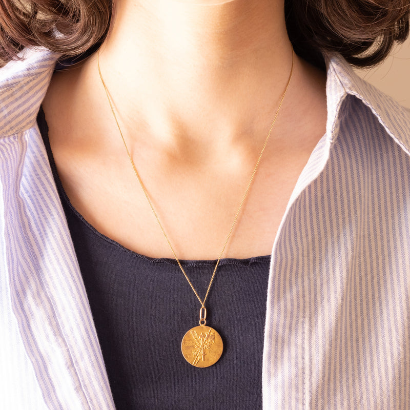 Ciondolo francese vintage con Giovanna d’Arco in oro giallo 18K