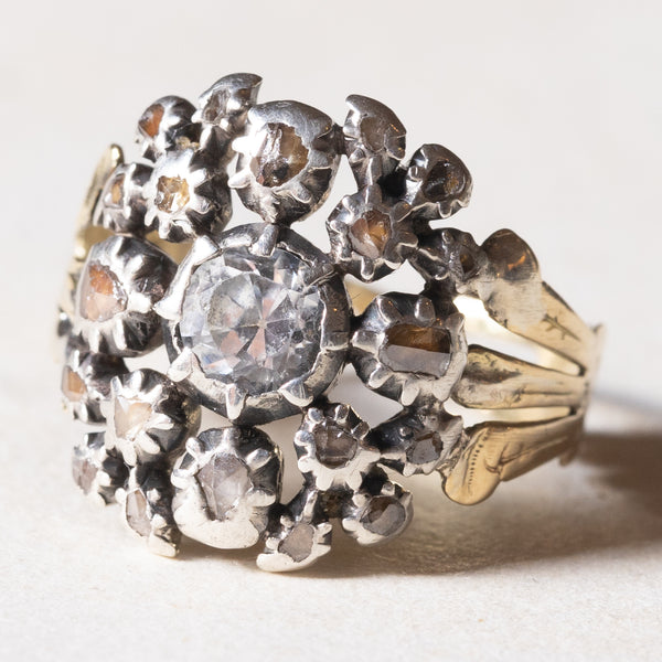 Anello vintage in stile antico in oro 18K e argento con diamante centrale di taglio brillante (0.30ct ca.) e diamanti di taglio rosetta