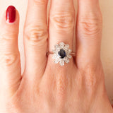 Anello vintage a margherita in oro bianco 18K con zaffiro (0.50ct ca.) e diamanti (0.30ctw ca.), anni ‘60
