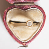 Vintage Solitär aus 18 Karat Gelbgold im Brillantschliff (ca. 0.15 ct), 70er Jahre