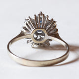 Vintage Gänseblümchenring aus 18 Karat Weißgold mit Saphir (ca. 0.60 ct) und Diamanten (ca. 0.06 ctw), 60er/70er Jahre