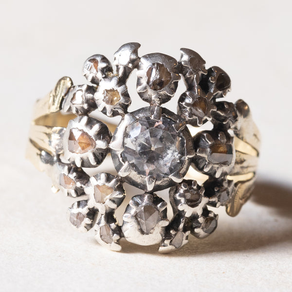 Anello vintage in stile antico in oro 18K e argento con diamante centrale di taglio brillante (0.30ct ca.) e diamanti di taglio rosetta