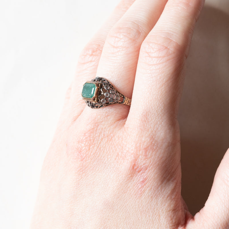 Anello antico in oro 18K e argento con smeraldo e diamanti di taglio rosetta, primi del ‘900
