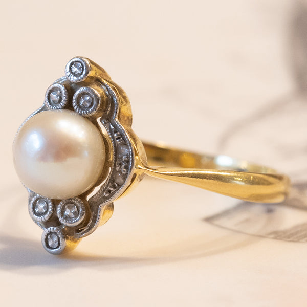 Anello antico in oro bianco 18K con perla e diamanti di taglio rosetta, anni ‘30