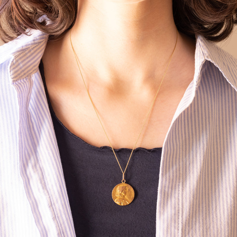 Ciondolo francese vintage con Giovanna d’Arco in oro giallo 18K