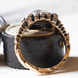 Vintage-Ring im antiken Stil aus 18 Karat Gold und Silber mit einem zentralen Diamanten im Rosenschliff (ca. 2.20 ct) und Diamanten im Rosettenschliff