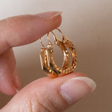 Vintage faceted hoop earrings in 18K gold, 60s