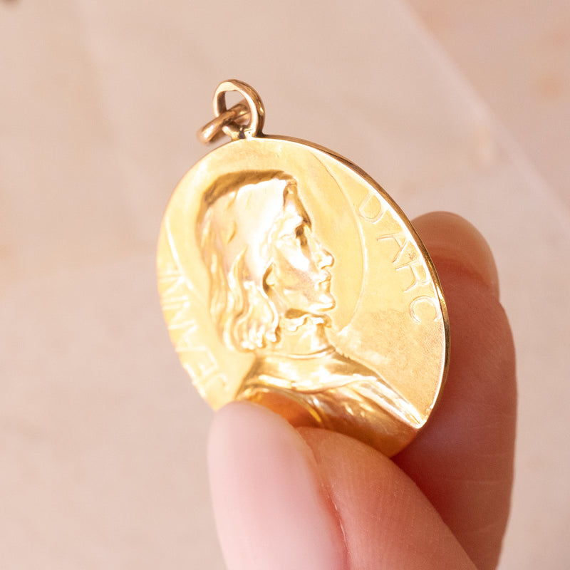 Ciondolo francese vintage con Giovanna d’Arco in oro giallo 18K